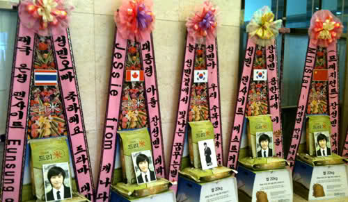 Super Junior Sungmin Received 79 Rice Baskets At The President’s Press Conference Smtj101216sungmin